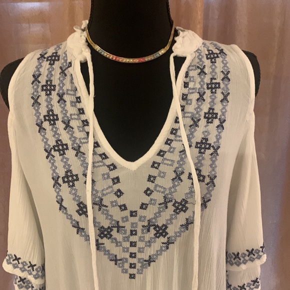 🌹Francesca’s Collection Beautiful White & Blue Embroidered Blouse - Picture 3 of 10